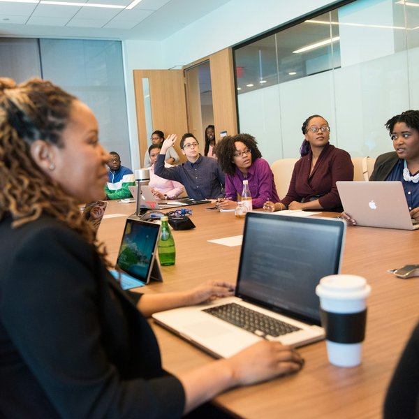 Team arbeitet gemeinsam mit Laptops an einem Konferenztisch